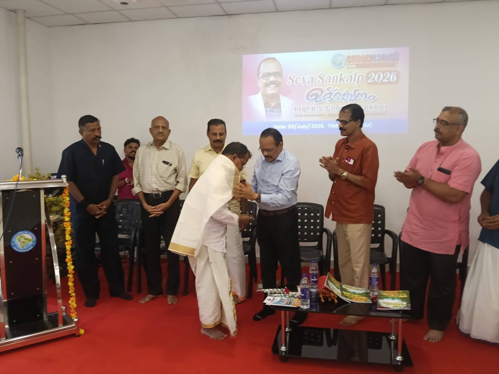 ആർഷവിദ്യാസമാജം ചീഫ് കോഴ്‌സ് കോർഡിനേറ്ററായ വി.ആർ മധുസൂദനൻജിയെ ആദരിച്ചു